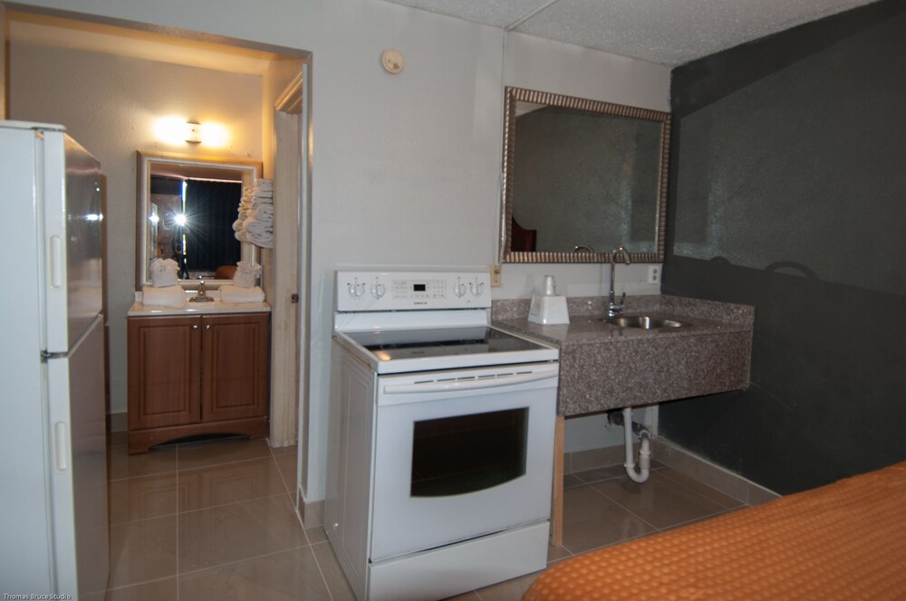 Express Inn & Suites 5 Miles from St Petersburg Clearwater Airport - photo 16