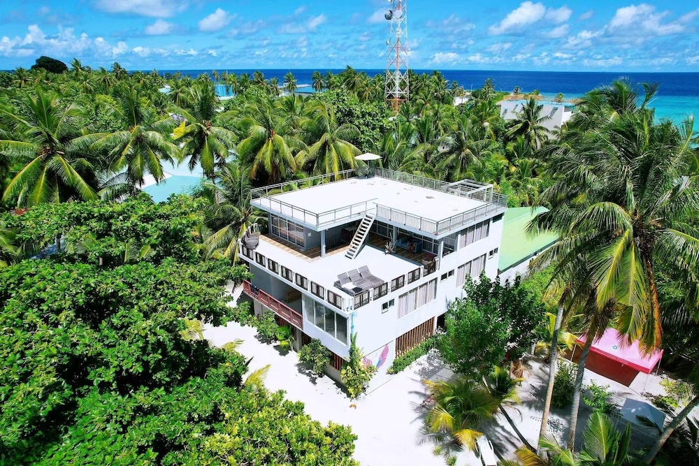 WhiteSand - carbon neutral hotel in Unknown City