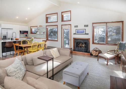 233 Larkspur Duplex Unit B — 4-Star Luxury Hotel in Avon, United States