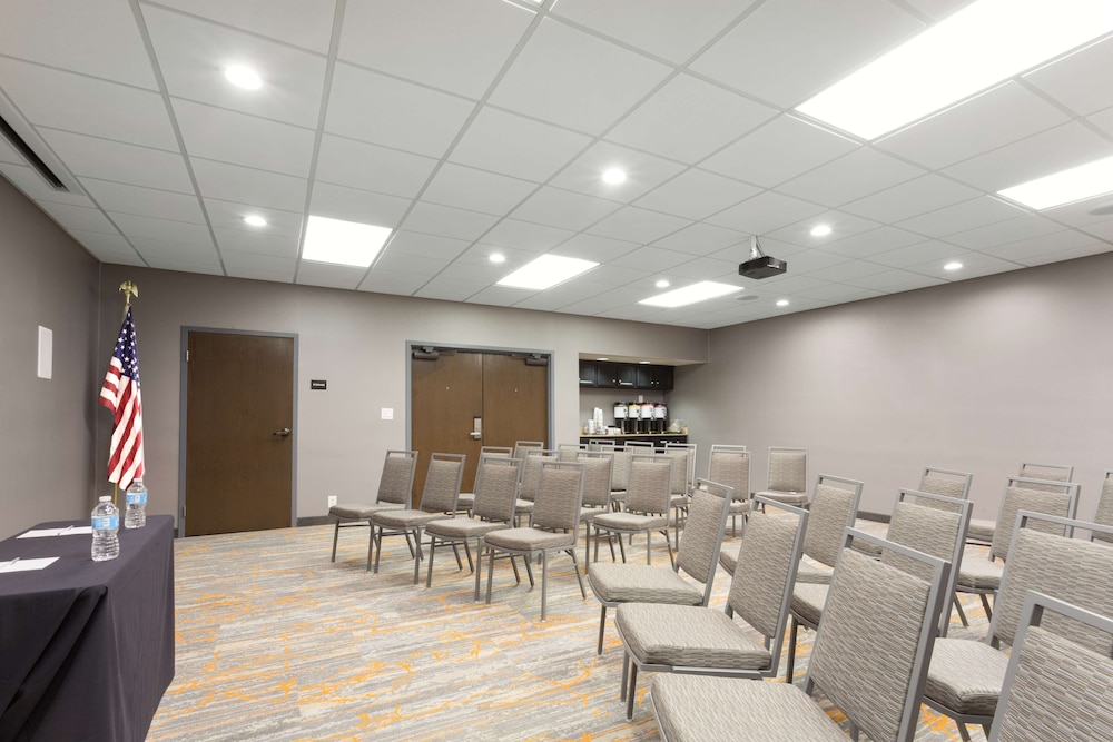 Hampton Inn Pittsburgh West Mifflin - photo 40