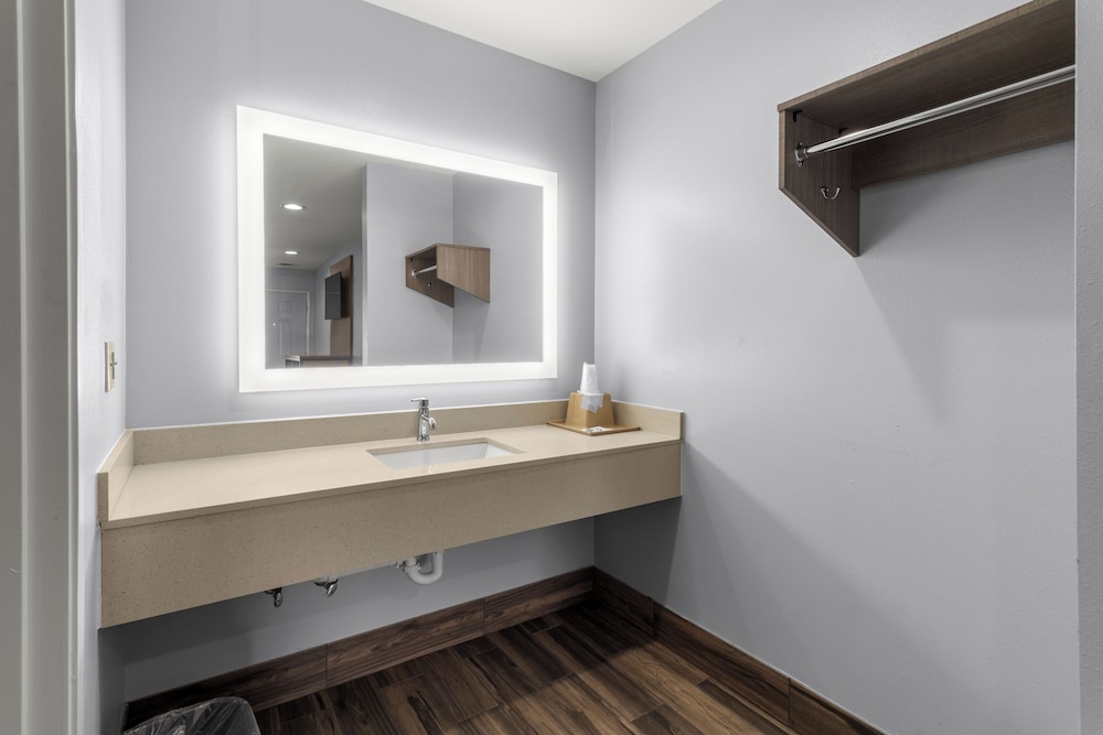 Express Inn and Suites - photo 33