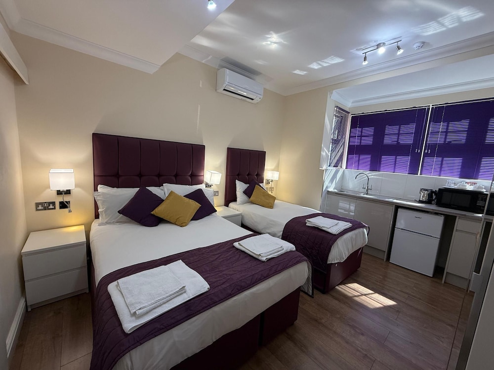Crompton Guest House — 4-Star Luxury Hotel in Hounslow, United Kingdom