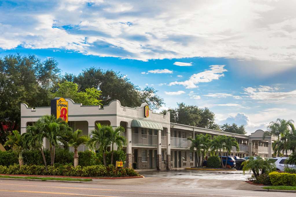 Super 8 by Wyndham Bradenton Sarasota Area in Bradenton, United States