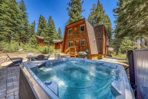 10th Mountain Home 4BR Tahoe Donner w Hot Tub HOA amenities — 4-Star Luxury Hotel in Truckee, United States