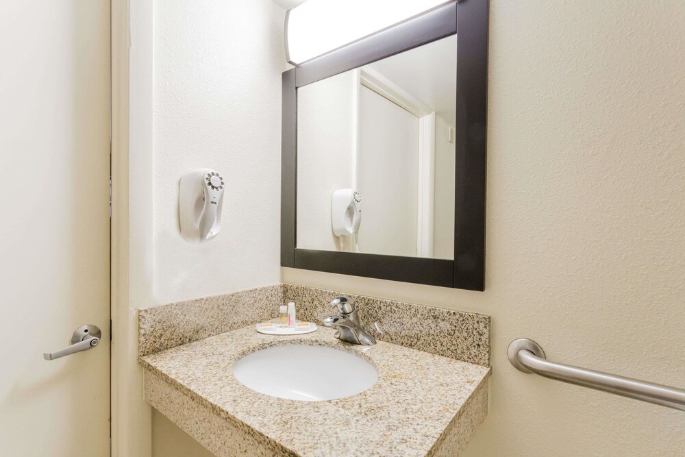 Days Inn by Wyndham Camp Springs Andrews AFB DC Area - photo 3