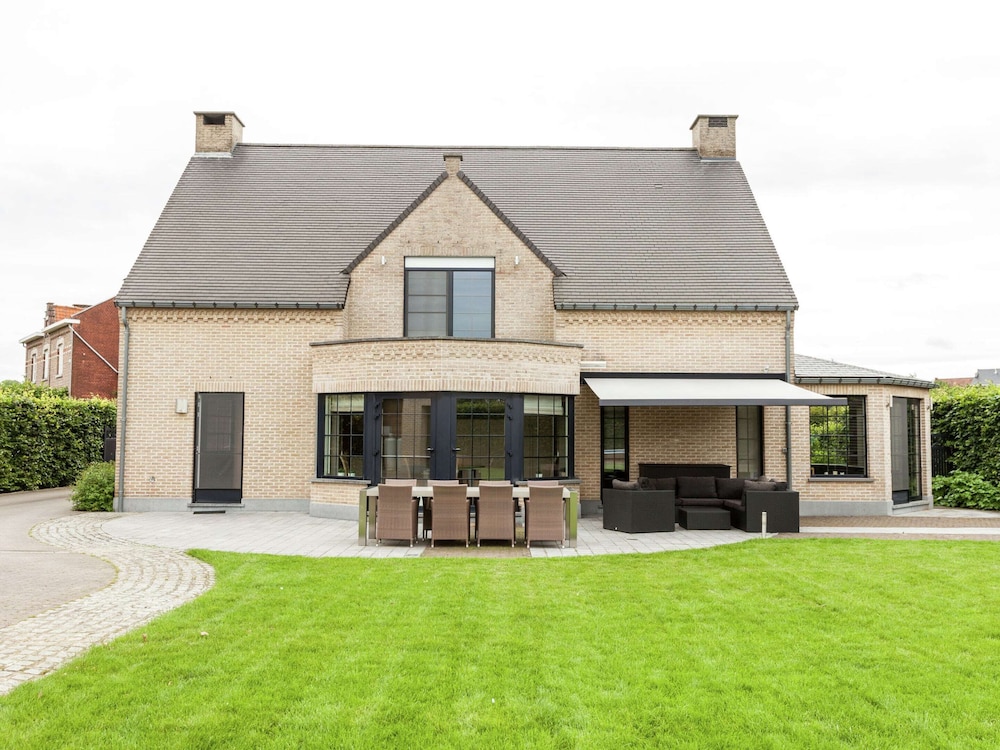Beautiful Villa with Sauna & Hot Tub in the Region Haspengouw — 4-Star Luxury Hotel in Heers, Belgium