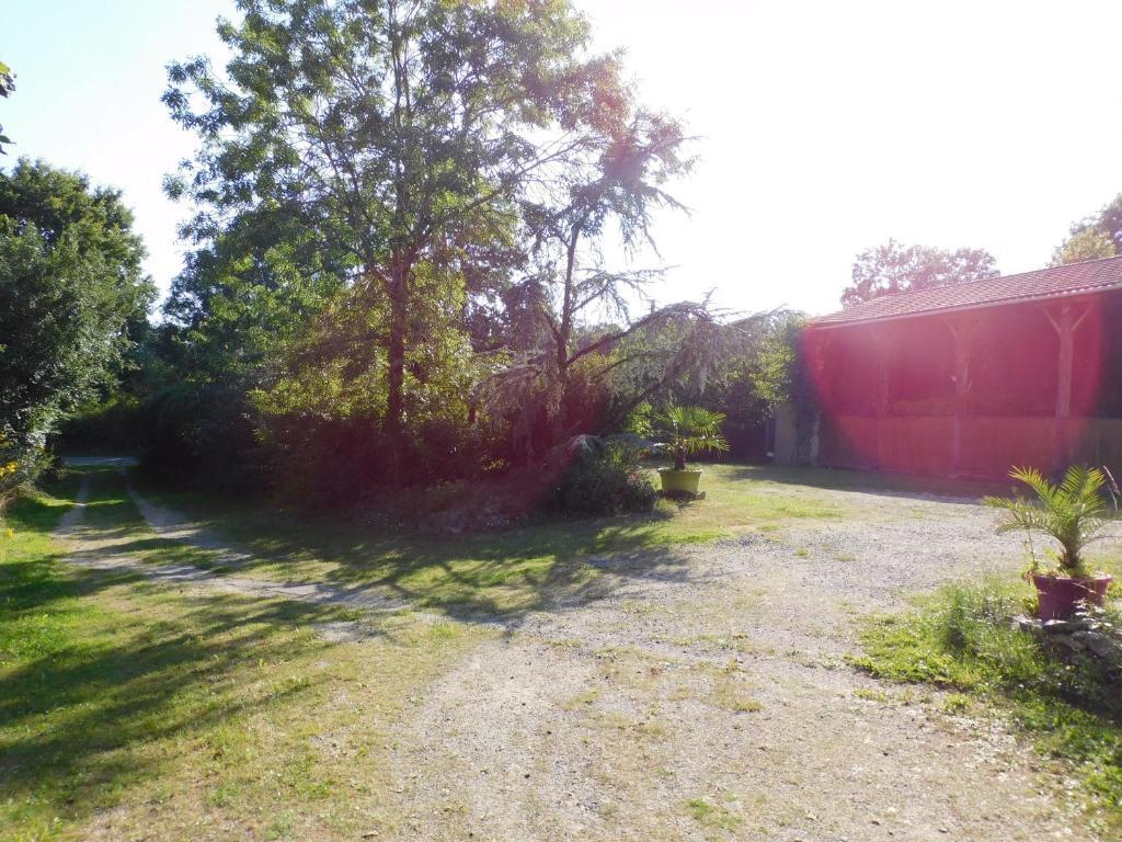 Gîte rustique avec salle de jeux et animaux en campagne FR 1 426 336 — hotel in Saint-Julien-Des-Landes