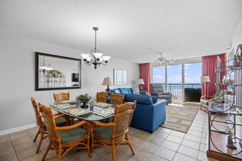 Oceanfront Crescent Shores #208 Sleeps 10 3bed 3bath 28 Foot Balcony — 4-Star Luxury Hotel in North Myrtle Beach, United States