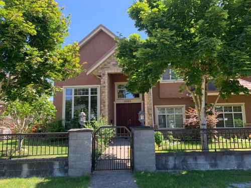 Sakura Stay two bedrooms with a private bathroom in Richmond, Canada