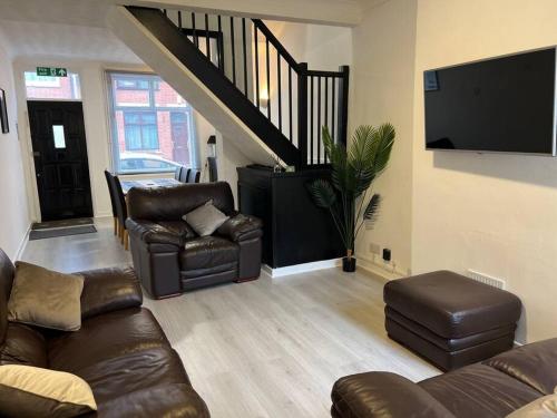 The Marshall 3 Bed Contractor House with Paid Parking Monthly Stays — 4-Star Luxury Hotel in Leicester, United Kingdom