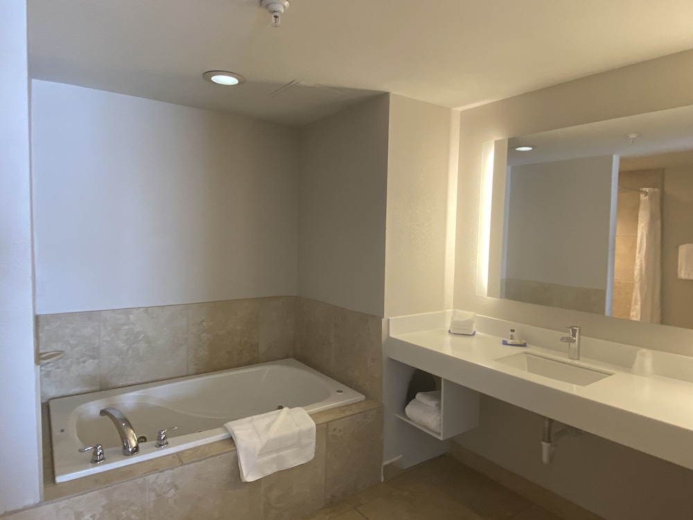 Holiday Inn Express & Suites Albuquerque Historic Old Town by IHG - photo 35