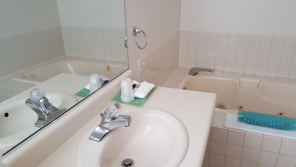 Hillcrest Inn - photo 5