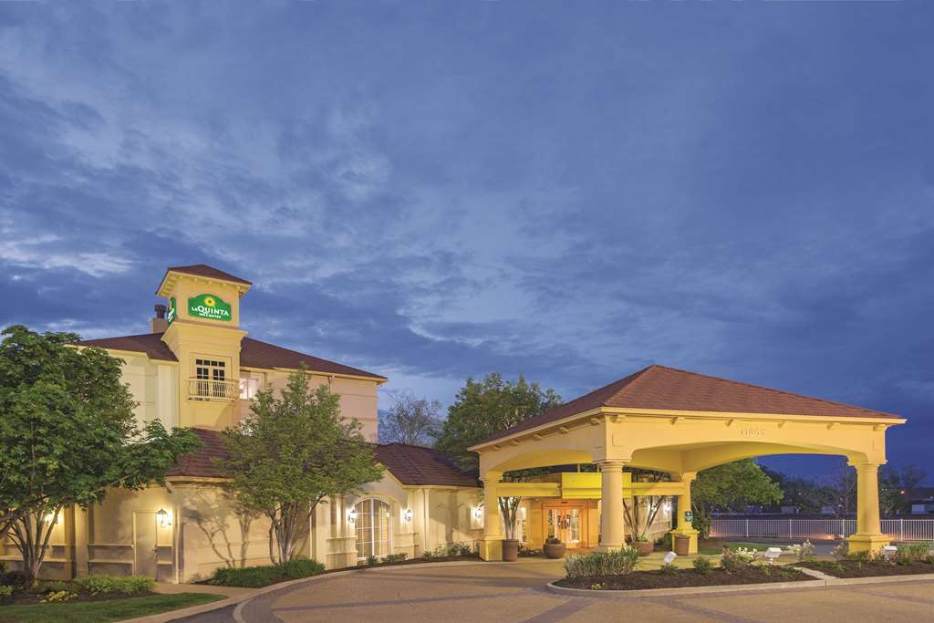 La Quinta Inn & Suites by Wyndham St. Louis Westport - photo 2