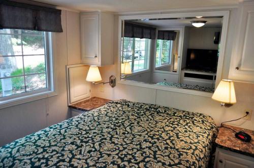 Tuxbury Pond Camping Resort Cottage — Hampton