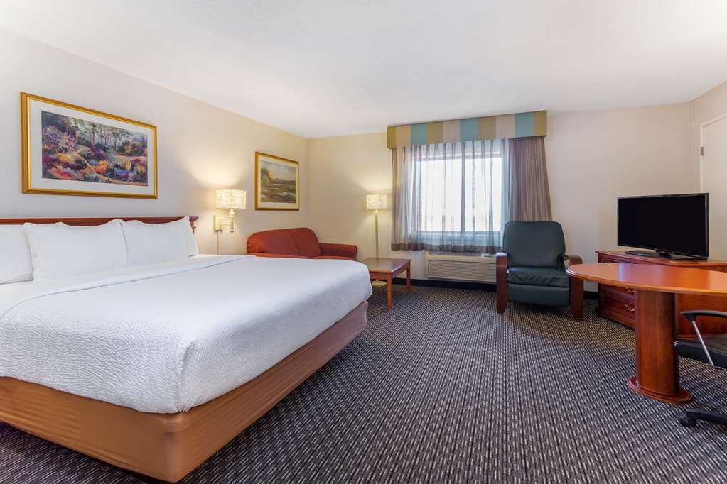 La Quinta Inn & Suites by Wyndham Chicago Gurnee - photo 20