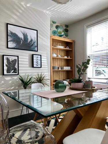 Stylish property off street parking pet friendly in Bath, United Kingdom