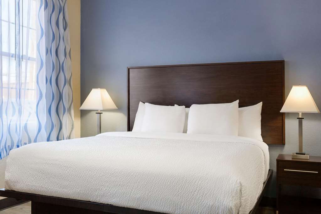 Days Inn & Suites by Wyndham Euless DFW Airport South - photo 16