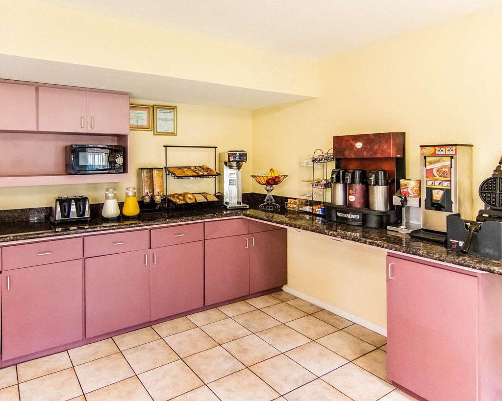 Rodeway Inn & Suites Highway 290 Northwest - photo 20