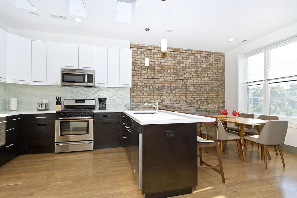 Vibrant 2BR in Wrigleyville by Sonder - photo 18