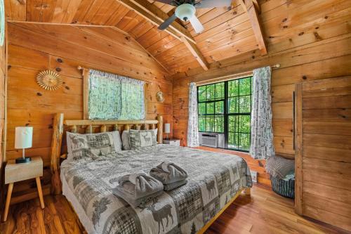 Mountain View Hot Tub King Bed WiFi Fire Place — 4-Star Luxury Hotel in Sevierville, United States