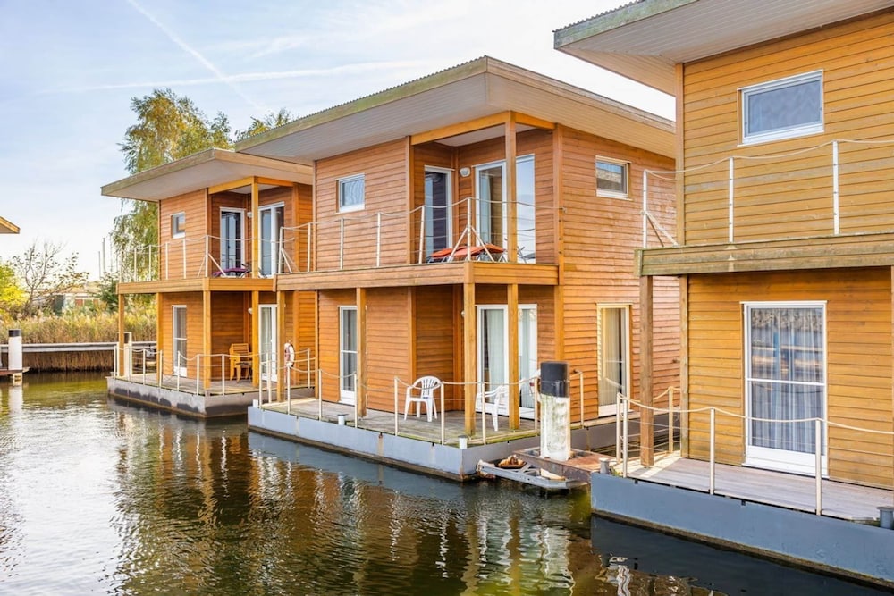 Hausboot in Barth am Barther Bodden — hotel in Barth