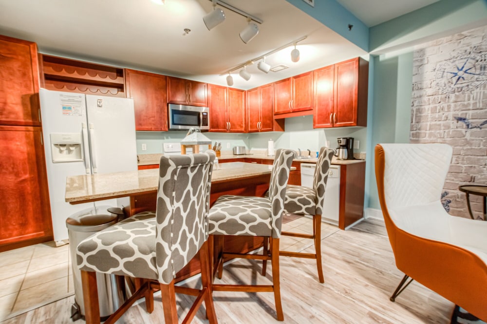 Laketown Wharf Resort by Aneliya's Rentals - photo 314