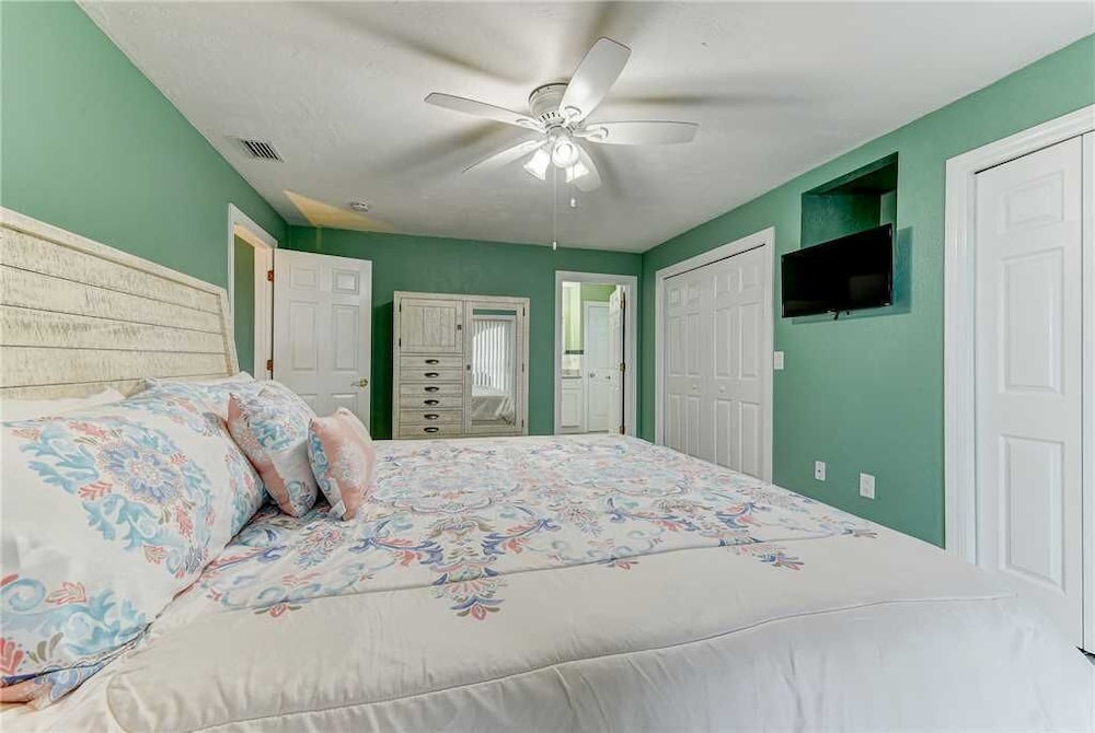 Island Retreat Upper B Ocean Front 2 Bedrooms Sleeps 6 - photo 48