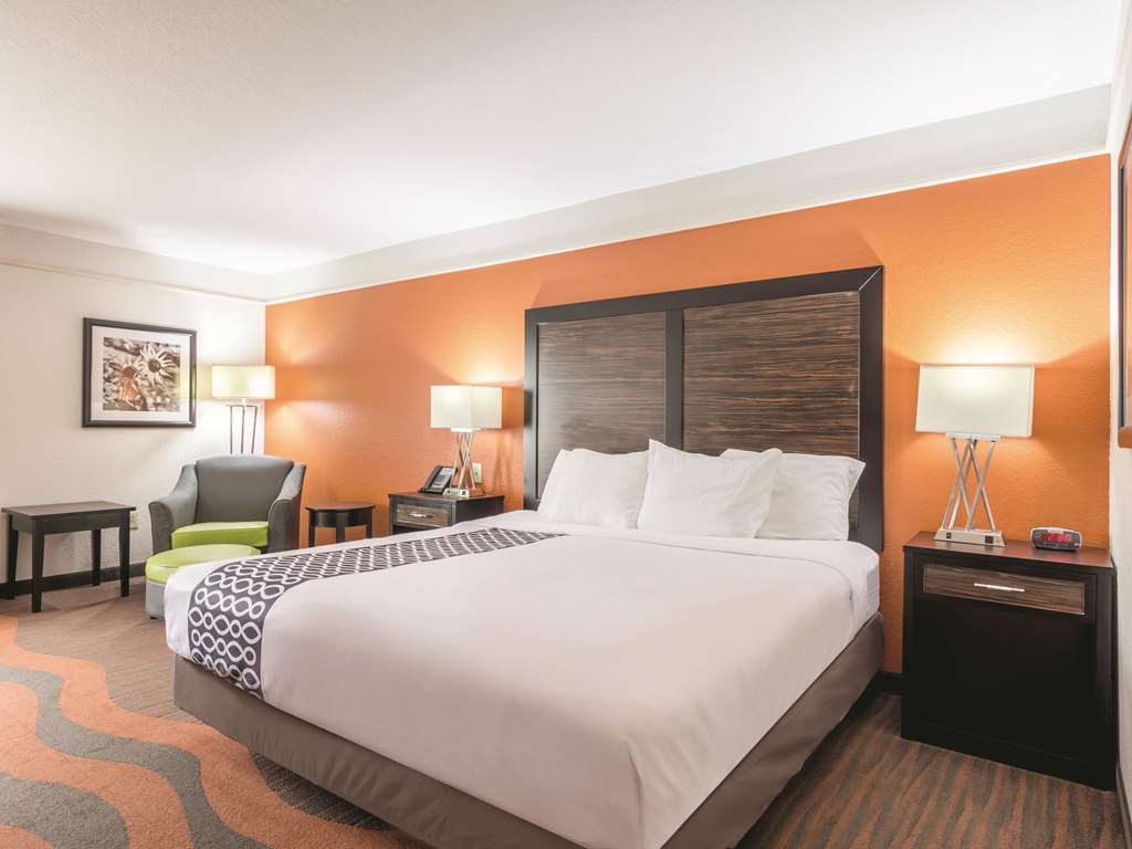 La Quinta Inn & Suites by Wyndham Prattville - photo 17