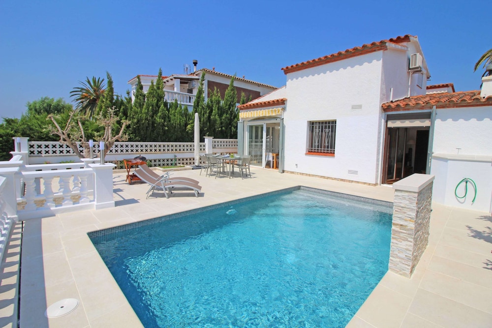 Apart rent Casa con piscina Flamicell 0042 — 4-Star Luxury Hotel in Empuriabrava, Spain