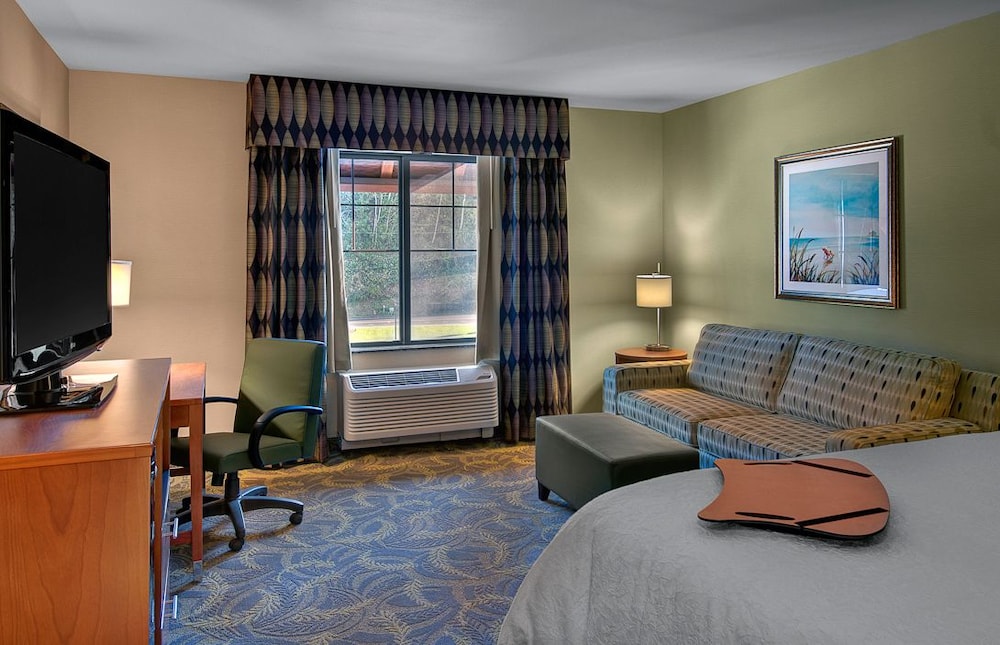 Hampton Inn and Suites Astoria - photo 51
