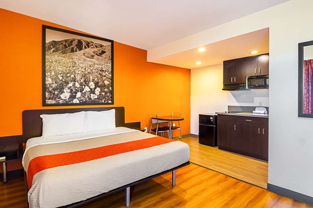 Motel 6 on Maple - photo 13