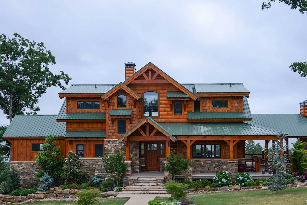 Luxury Family Retreat Greers Ferry Lake Views — hotel in Fairfield Bay