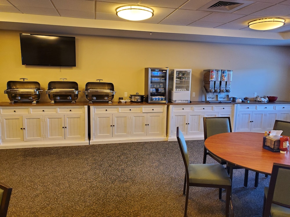 Clarion Hotel & Suites Williston - photo 24