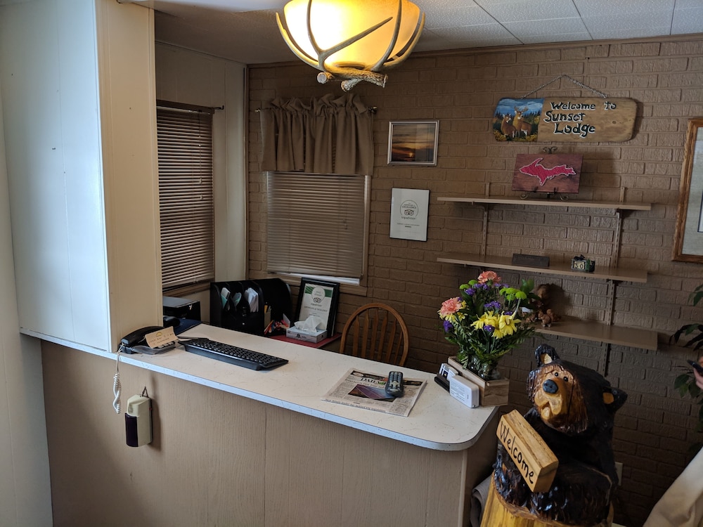 Sunset Lodge Escanaba - photo 2