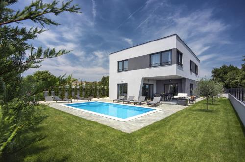 Villa Tika in Pula for families with kids playground — 4-Star Luxury Hotel in Liznjan, Croatia