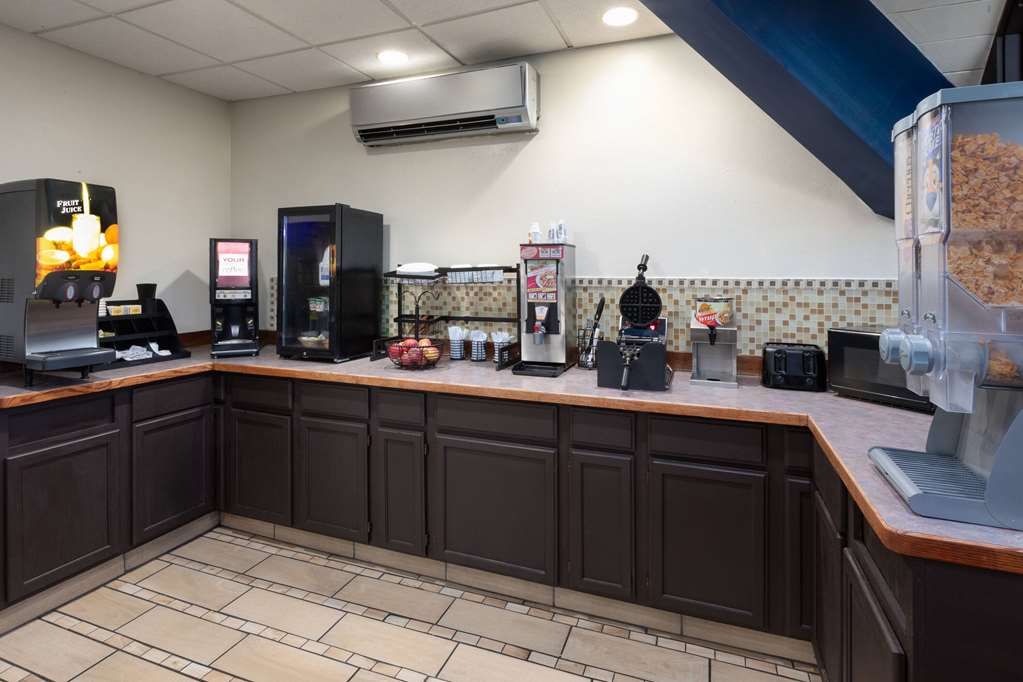 Baymont by Wyndham Bay City - photo 26