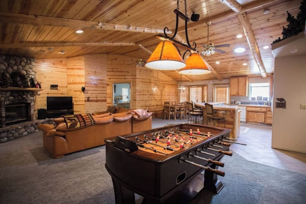 Luxury w Spa Foosball DeCarlo House — 4-Star Luxury Hotel in Big Bear Lake, United States