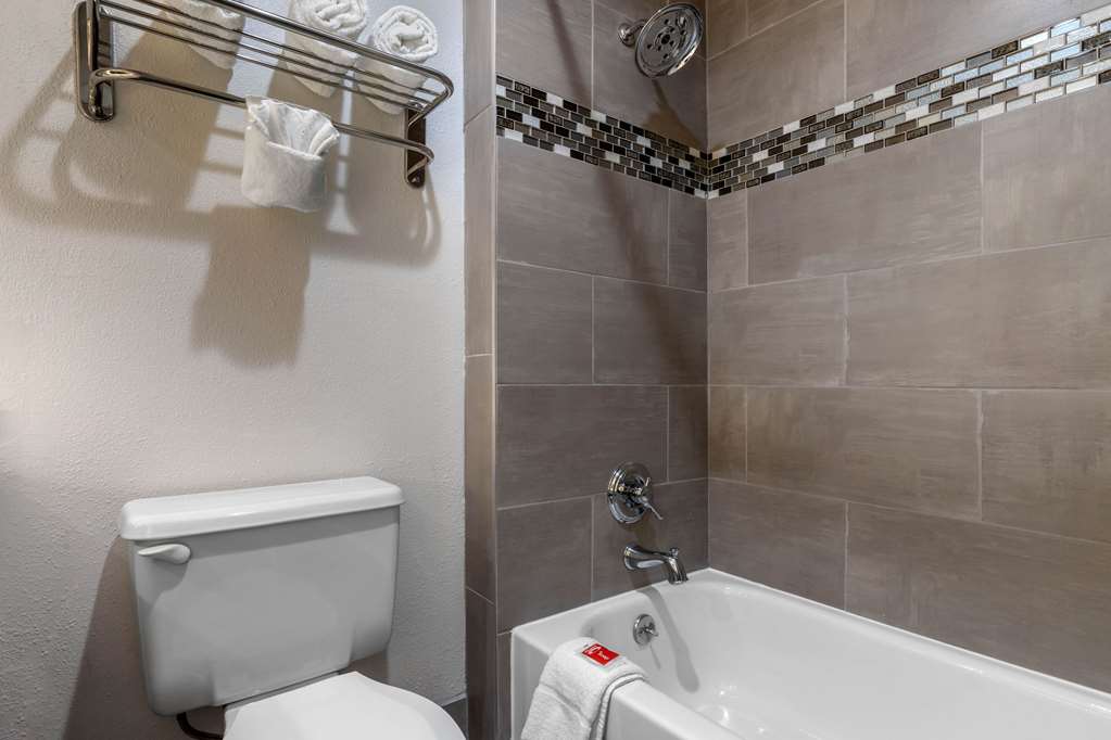 Econo Lodge at the University - photo 22