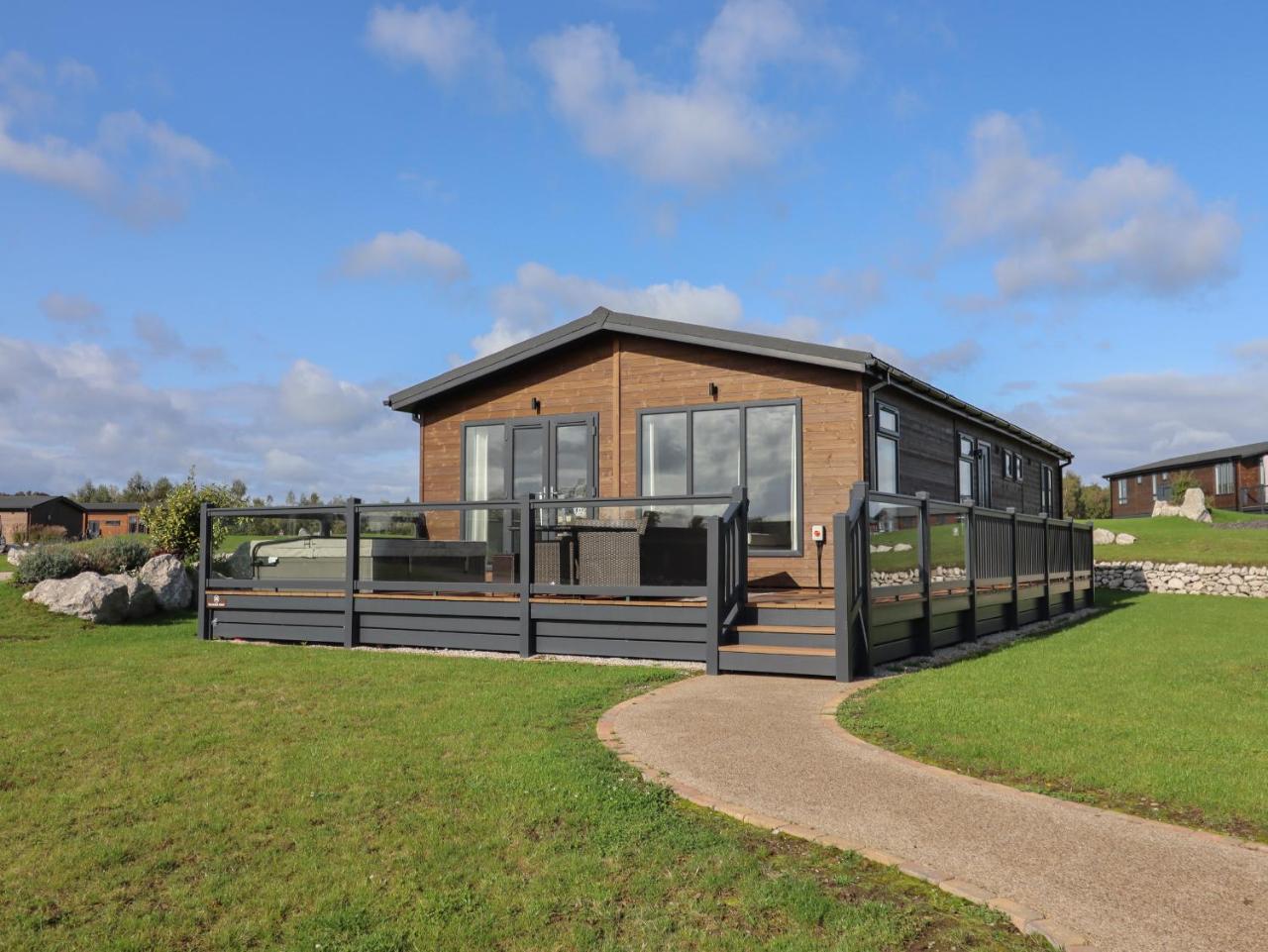 35 Delamere Point — Northwich