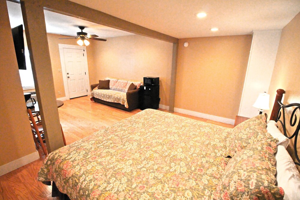 Peach Tree Inn & Suites - photo 20