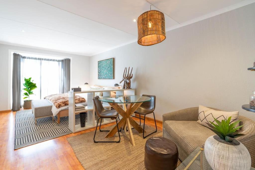 Modern apartment in culturally vibrant Melville 22 — 4-Star Luxury Hotel in Johannesburg, South Africa