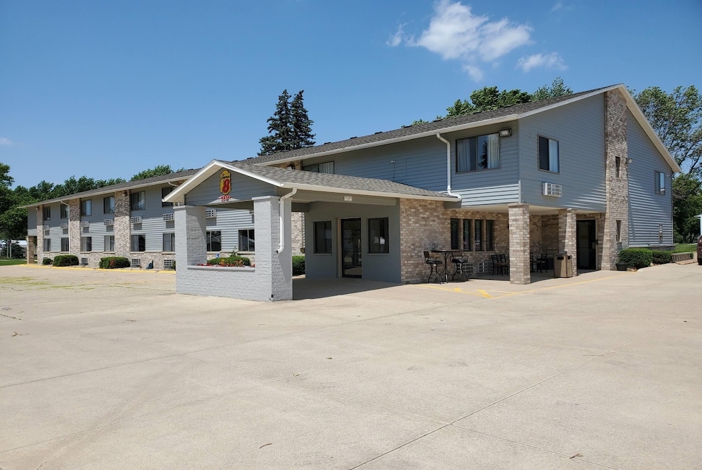 Super 8 by Wyndham Estherville pet-friendly hotel Estherville