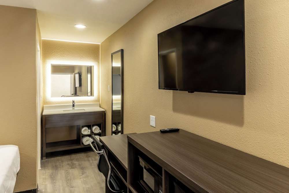 Super 8 by Wyndham Big Spring - photo 5