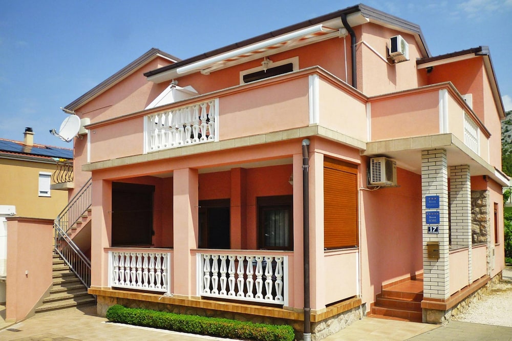 Apartment PINK in Starigrad Paklenica only 200 m from the sea — 4-Star Luxury Hotel in Starigrad, Croatia