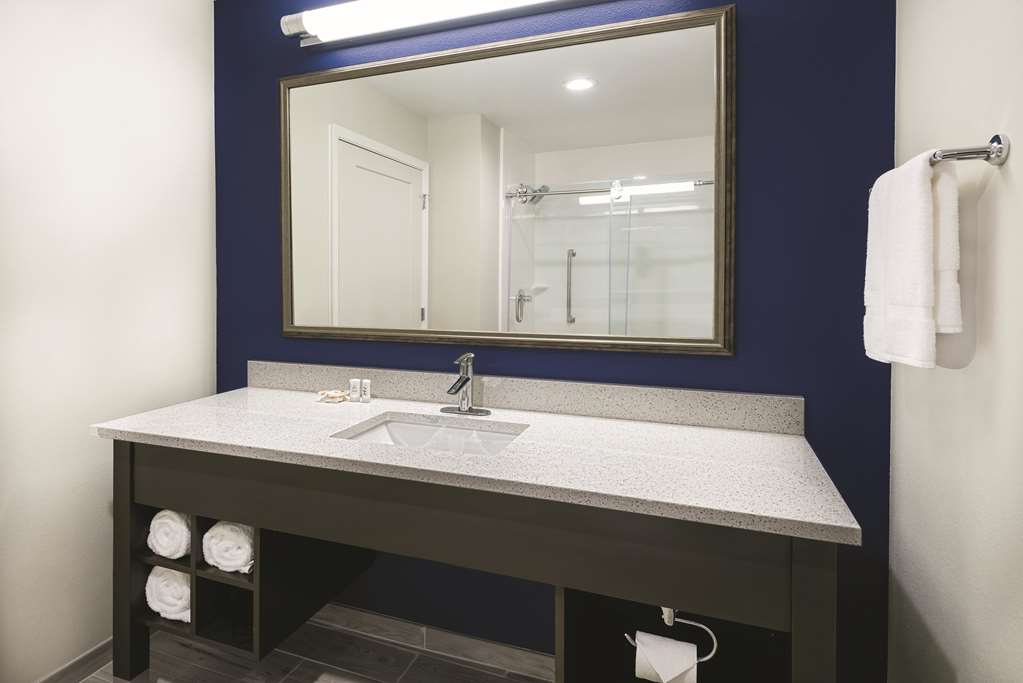 La Quinta Inn & Suites by Wyndham Odessa N. Sienna Tower - photo 13