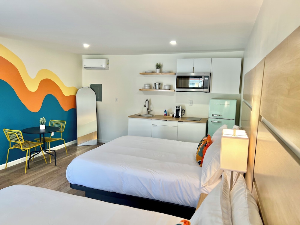 Far Out Motel — hotel in Starkville