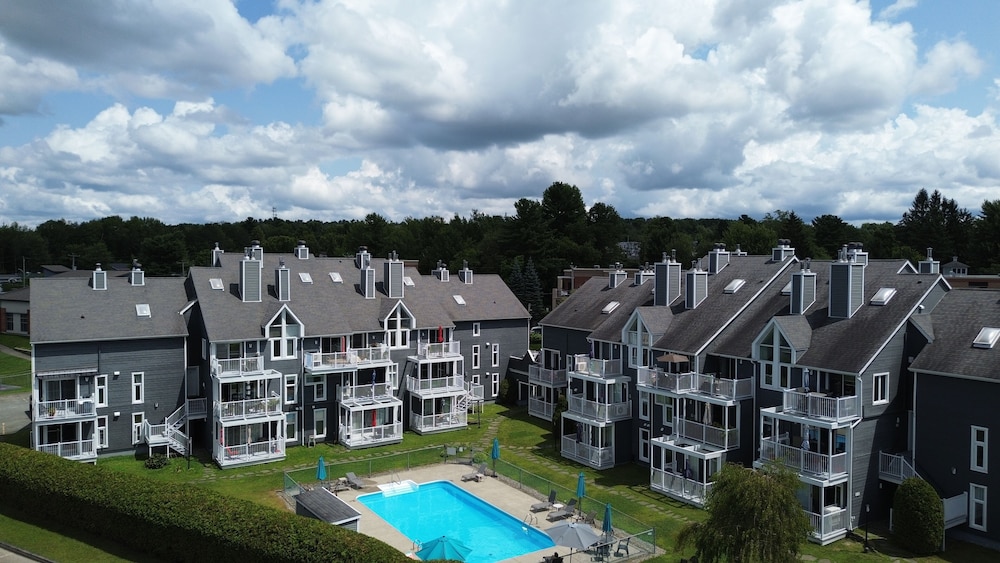 Condotel — 4-Star Luxury Hotel in Magog, Canada