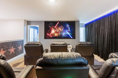Family 9BR House w Pool Theater Game Room — 4-Star Luxury Hotel in Davenport, United States