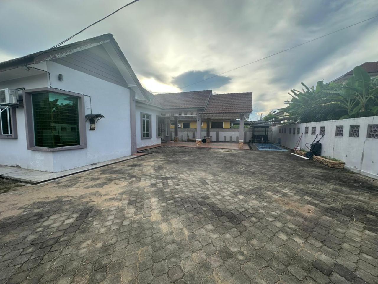 Qairina Homestay — 4-Star Luxury Hotel in Tanah Merah, Malaysia