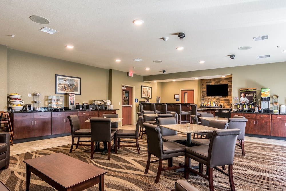 Cobblestone Hotel & Suites Hutchinson - photo 42